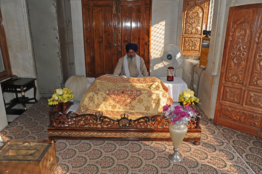 Reading from the Guru Granth Sahib